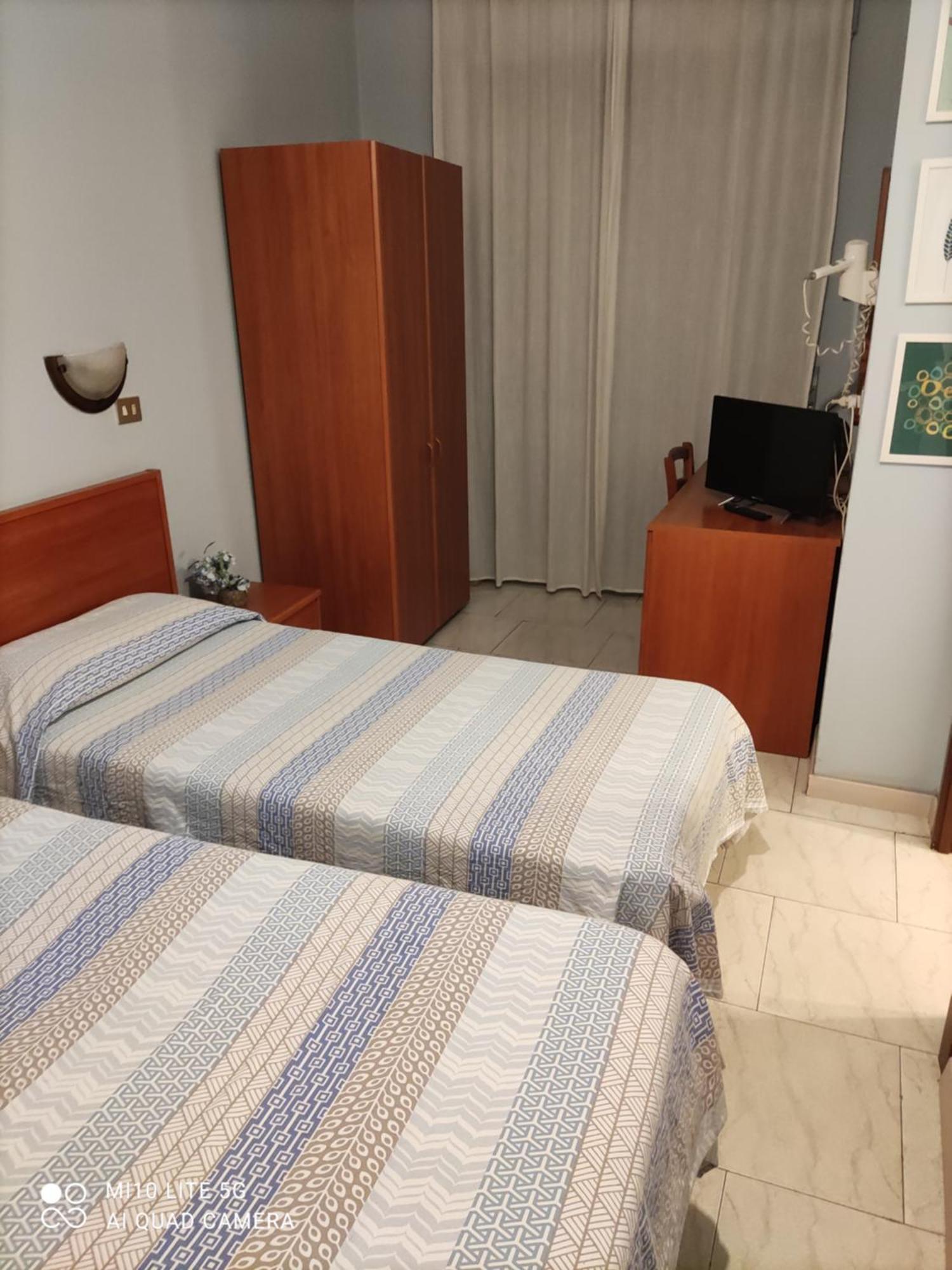 Hostal D'Annunzio House Cesano Boscone Luaran gambar
